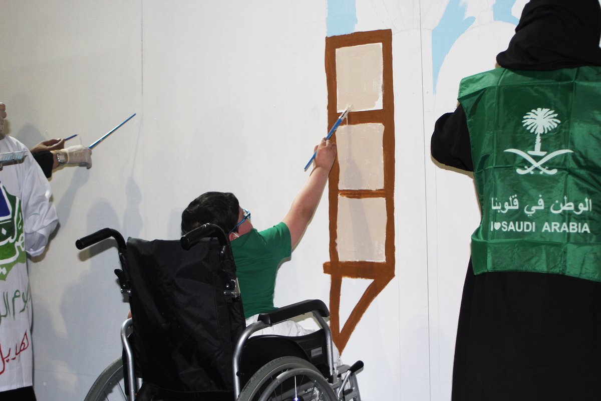 CWDA_SA's tweet photo. #هي_لنا_دار
شارك أطفال مركز المدينة المنورة في مبادرة تحسين التشوه البصري بأمانة منطقة المدينة،برسم جدارية #اليوم_الوطني_91  مع فنانات من جمعية الثقافة والفنون،وكتب الخطاط بندر العمري اسم الجمعية على جدارية بعرض أربعة امتار وبطول مترين. 
#جمعية_الأطفال_ذوي_الإعاقة 
#عمل_ينع_الناس https://t.co/hZ9KuqWxQZ