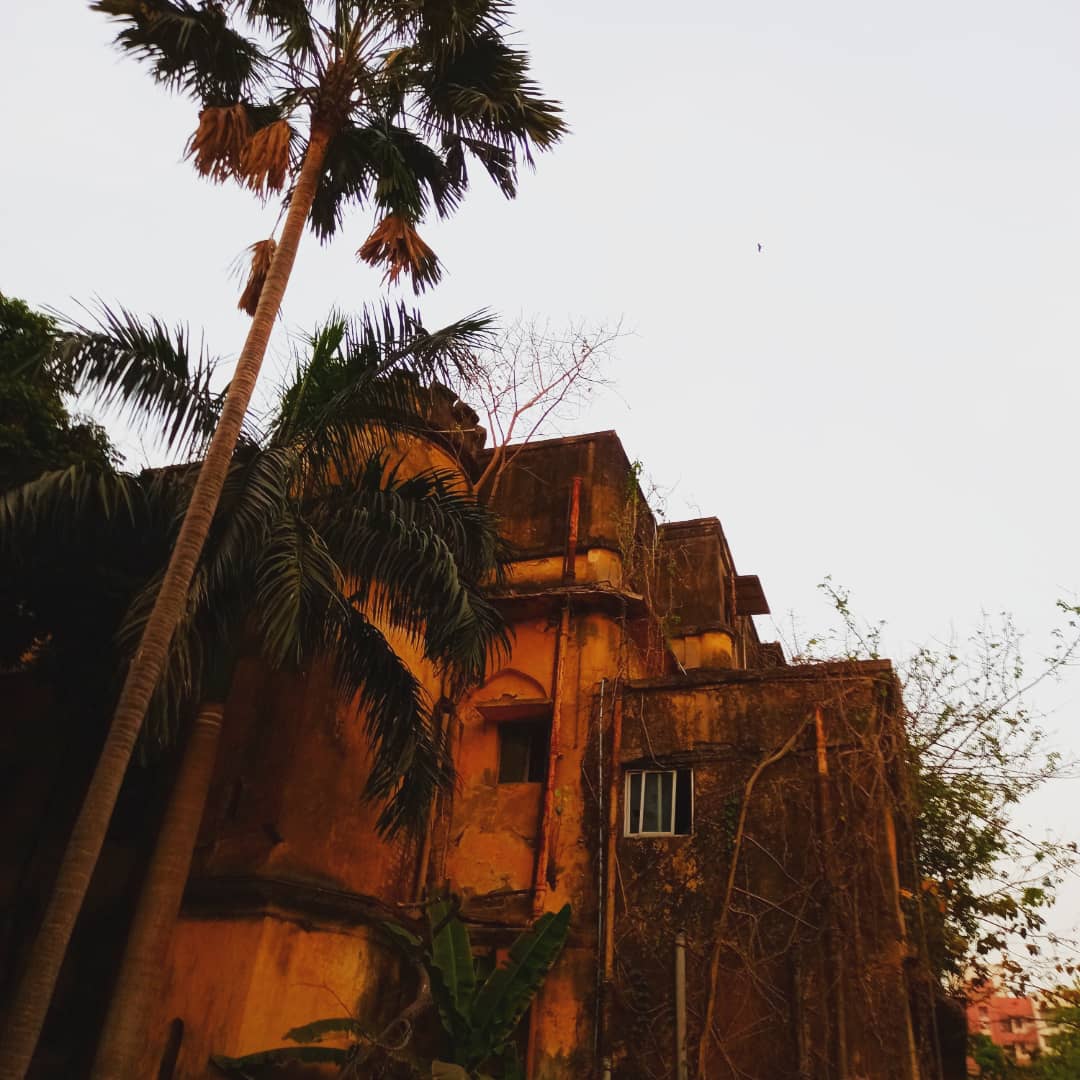 IpsitaGanguli's tweet photo. The Romance of an era crumbling...yet not quite gone...

It breathes with us ...and through us...
It's shadows playing hike and seek...

How do we hold on.and yet evolve ..
How do we walk the fine path?
How do we get the balance

#rootedindia75andwethepeople 
#heritageForward https://t.co/LdW2rhRdkK
