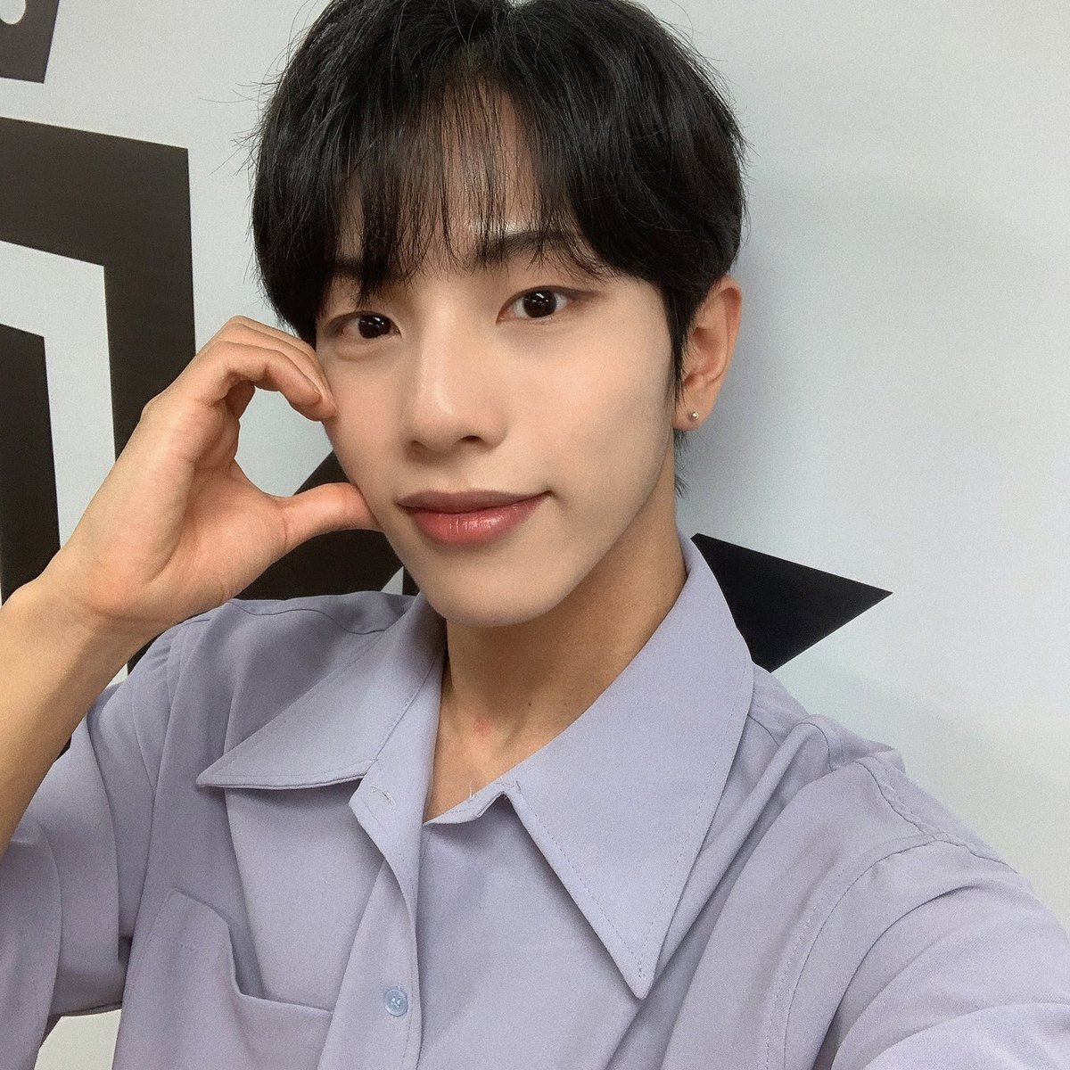LMN5_official's tweet photo. [#수일] 영통 팬싸 기다리면서 여러분 생각하며 그린거에요 나랑 커플 배경화면 할 사람~!~~!🙌👈✌️💜

#루미너스 #LUMINOUS #LMN https://t.co/SSZplr0CdH