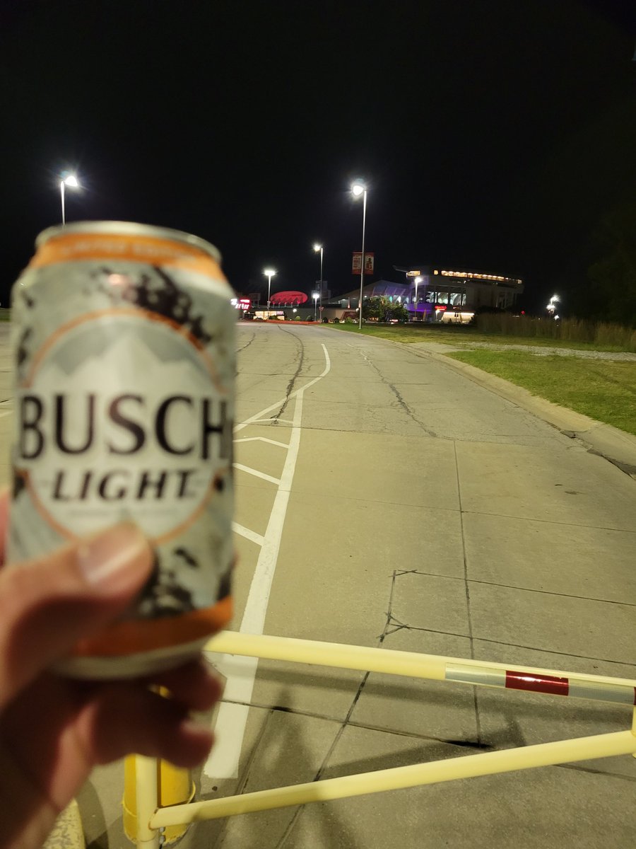 Gate5N's tweet image. No better way to start your morning at Arrowhead Stadium than with an ice cold @BuschBeer