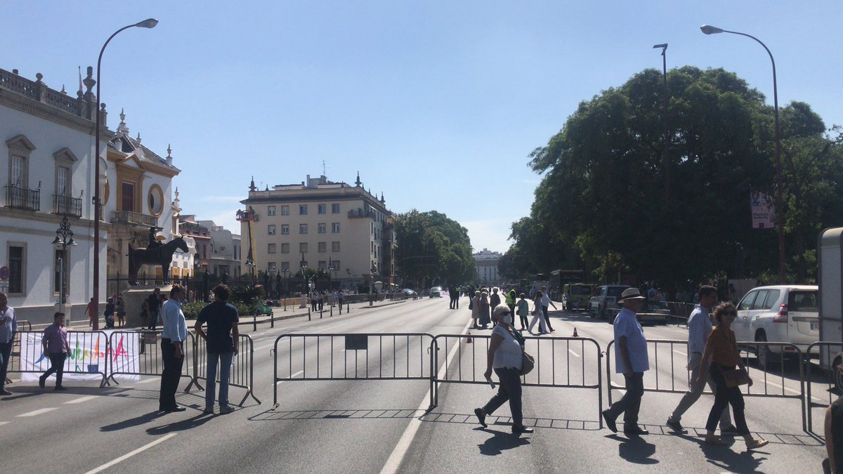 padanero's tweet photo. Buenas @Ayto_Sevilla podéis revisar el perfil de @Trafico_Sevilla a las 12:00 indicaba que había tráfico fluido, pero Paso Colón está cortado y el tráfico por las vías donde desviaban estaban colapsadlas… google maps ofrece mejor información pública https://t.co/XKeRgORWNJ