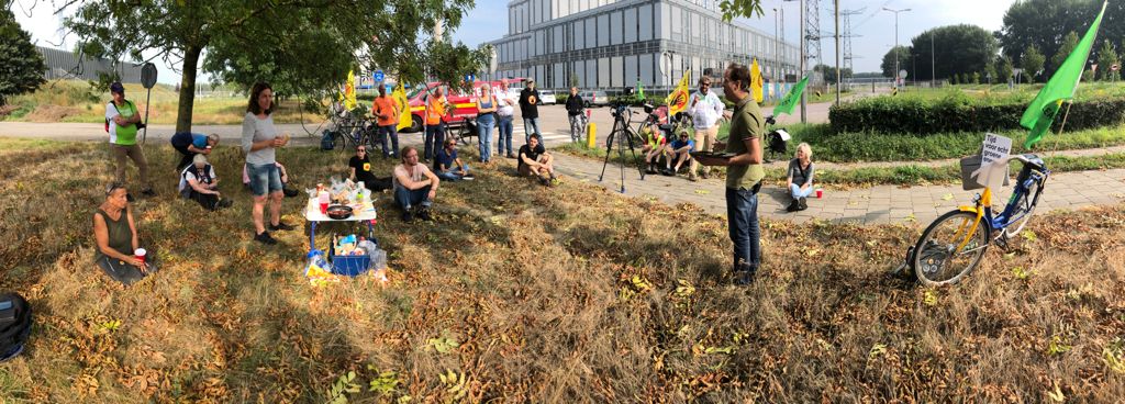 jagraag's tweet photo. Dag 3 van ons #fietsprotest tegen #kernenergie is aangebroken. Zojuist kregen we een lunchlezing van @PvdDvanderWel fractievoorzitter van de PvdD NB bij de Amercentrale.ย Om 16.30 uur is de slotmanifestatie op de Parade, Den Bosch!
#geennieuwekerncentrales https://t.co/4e9i3J3NGe