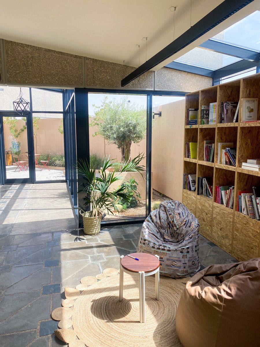 المشتل | Almashtal Creative Space 
مساحه فنيه ومكتبه وقهوة 🤩
📍| الرياض السفارات