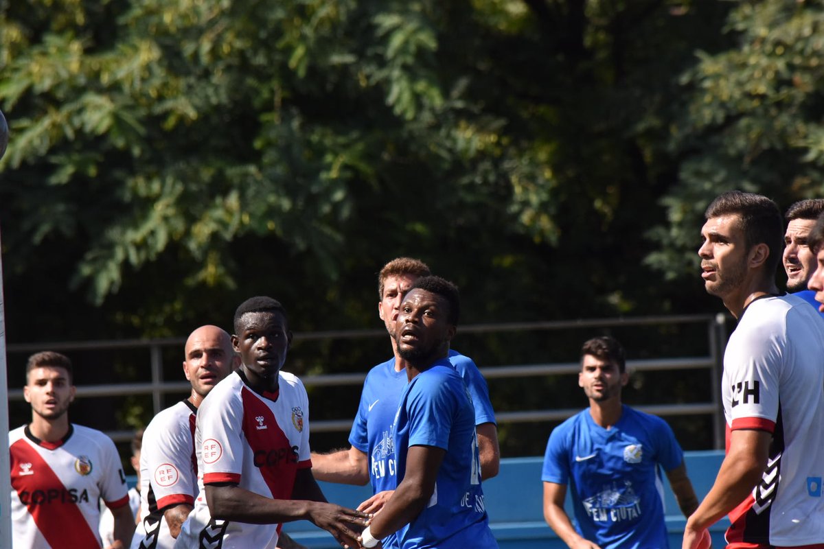 Esta es la cara que se le queda a jugadores de <a href="/FundacioGrama/">Fundació Esportiva Grama</a> y <a href="/CELHospitalet/">CE L'Hospitalet</a> cuando <a href="/RogerPeris/">Roger Peris Noé</a> anota un gol olímpico 
#3rfef5