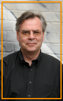 Porträt-Bild von Thomas Ganskow vor einer Ziegelstein-Hauswand