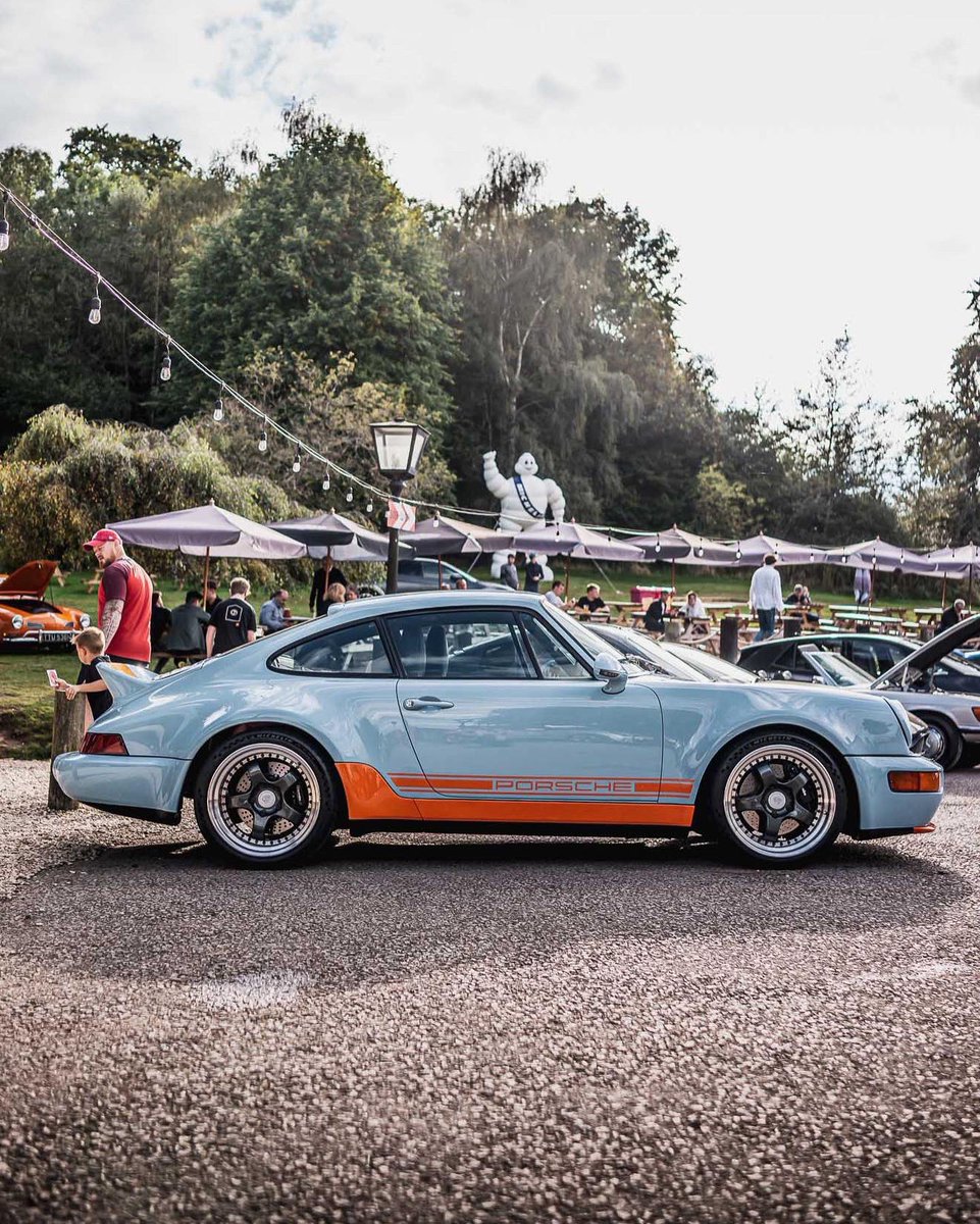 We’re a little biased, but we think the 964 Gulf Signature Edition looks great amongst the ‘eclectic electric’ car display this weekend with Michelin at Caffeine and Machine #Everrati #ElectrifyingIcons #Porsche911 #EV #Gulf #SignatureEdition 
📸: A7 Media Ltd.