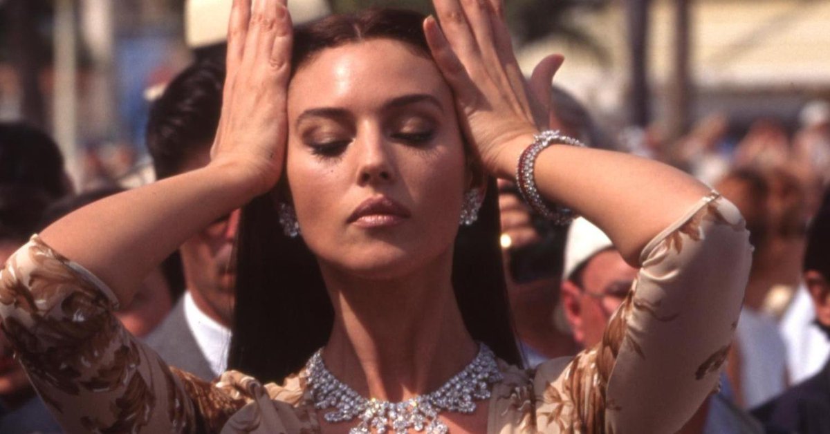 vogue_italia's tweet photo. Monica Bellucci in 12 scatti degli anni 90 🤩 https://t.co/wMphknCGGH https://t.co/GnIysBXYLn
