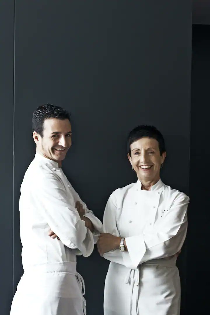 aldomanucio_lab's tweet photo. «La #cocina es #ingenio de los que habitan el lugar, el ingenio de utilizar lo que tienen para aliñar, divertirse comiendo, no aburrirse comiendo, y eso se traduce en un crisol cultural diverso». 

@Xef_Ruscalleda en #Navarra GastroSummit (@NGastroSummit): https://t.co/5gA33fh89F https://t.co/2w0cDqEI5g