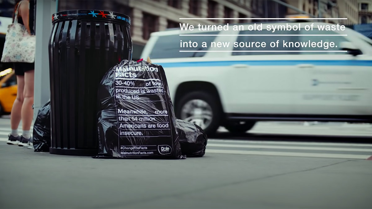 La basura, el fétido soporte publicitario de esta campaña contra el desperdicio de alimentos dlvr.it/S8MTHQ