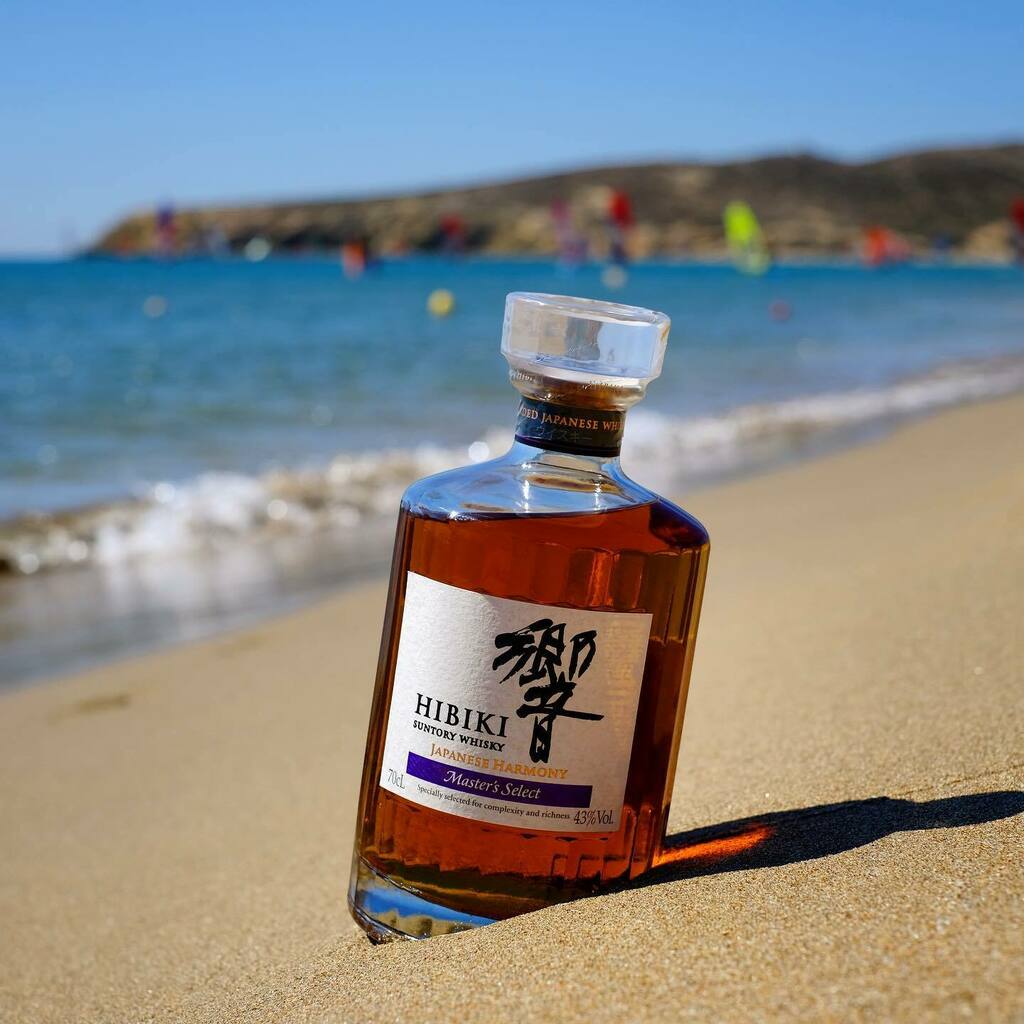 PoshScotch's tweet photo. Kalimera malt lovers… still posting whilst away with this @suntorywhisky_hibiki I’m enjoying by the beach.
The #hibikiharmony #mastersselect is a #travelretail bottle and is a more sherried version of the standard bottling.
Bottled at 43% it’s a pe… https://t.co/3nmeKuuk8o https://t.co/SZpD51H51l