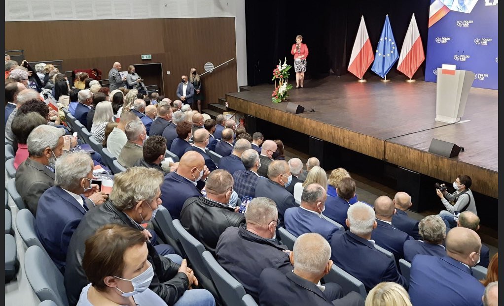 PFantazja's tweet photo. Młodzież czeka na Pinokia @MorawieckiM w #przeclaw
Co tam robi flaga okupanta???!!! https://t.co/GmgbPIccyf