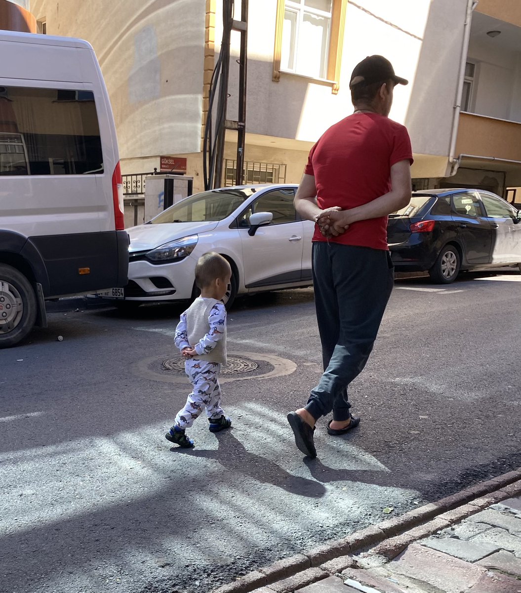 Çoçuk sen ne yaparsan onu yapar, sen ne dersen onu yapmaz temalı fotoğraf