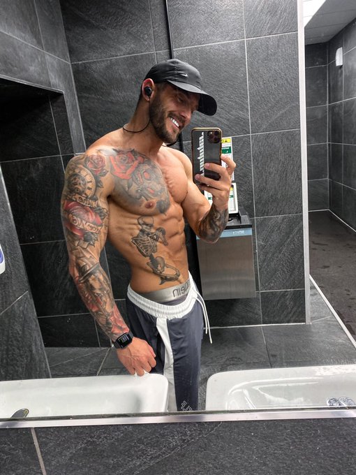 Happy Sunday 🕺🏻 https://t.co/Ls9OGlep3q