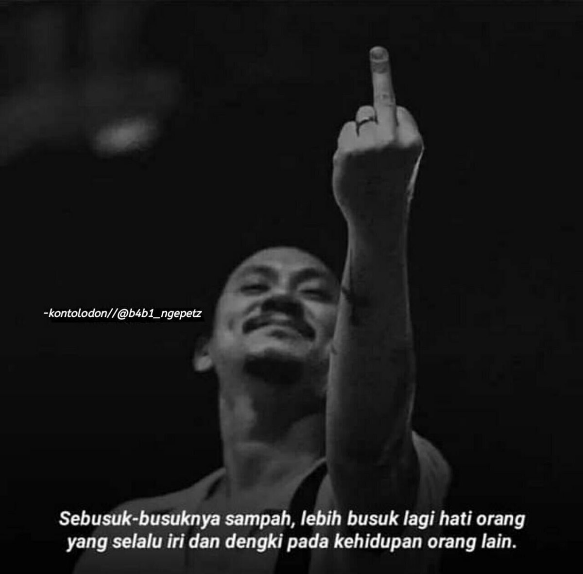 SahiraIzhar_'s tweet photo. Teruntuk kamu yang selalu “senak” melihat kehidupan orang lain 🙃 https://t.co/uJIJJw1Xal