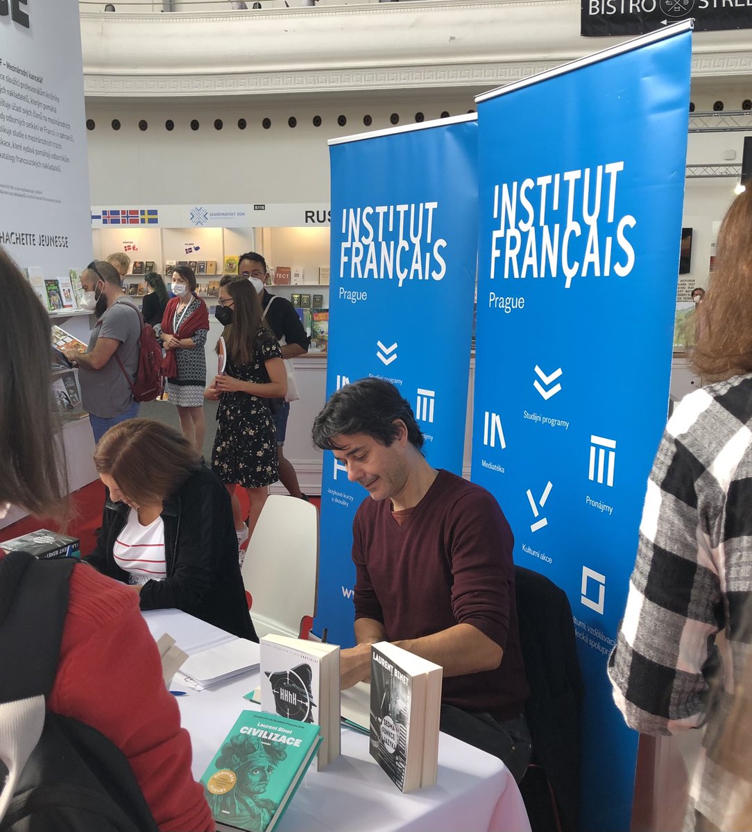 ChantalBAZIRE's tweet photo. @IFPrague @svetknihypraha dédicaces avec le sourire de @LaurentBinetH malgré la foule https://t.co/CwbG316wAc