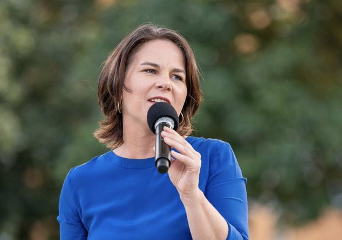 Ehre geht raus an @ABaerbock Danke für Deine Stärke in einem Wahlkampf voller Hass und Fake News, dass Du uns gezeigt hast, dass wir gemeinsam Zukunft erstreiten können, dass Du allen Frauen gezeigt hat, wo unser Platz ist. Du bist ein krasses Vorbild, danke! #DiesmalGrün #btw21