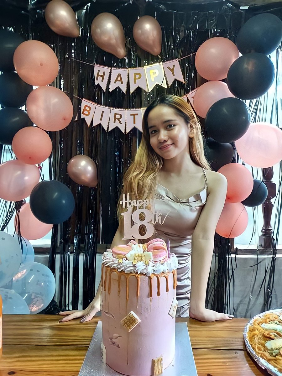 m3ym3yi's tweet photo. I'm 18 bitches https://t.co/oGMJwSvBpo