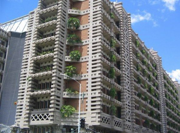 mhofela_mhofu's tweet photo. 🧵4 Amazing buildings I have seen.
1/
1. Eastgate: Harare
Eastgate's studied by civil engineers the world over due to the advanced engineering technic on which it was designed, called bio-mimicry. 

Eastgate was the first building in the world to use sophisticated natural cooling https://t.co/JaqyHJjWl0