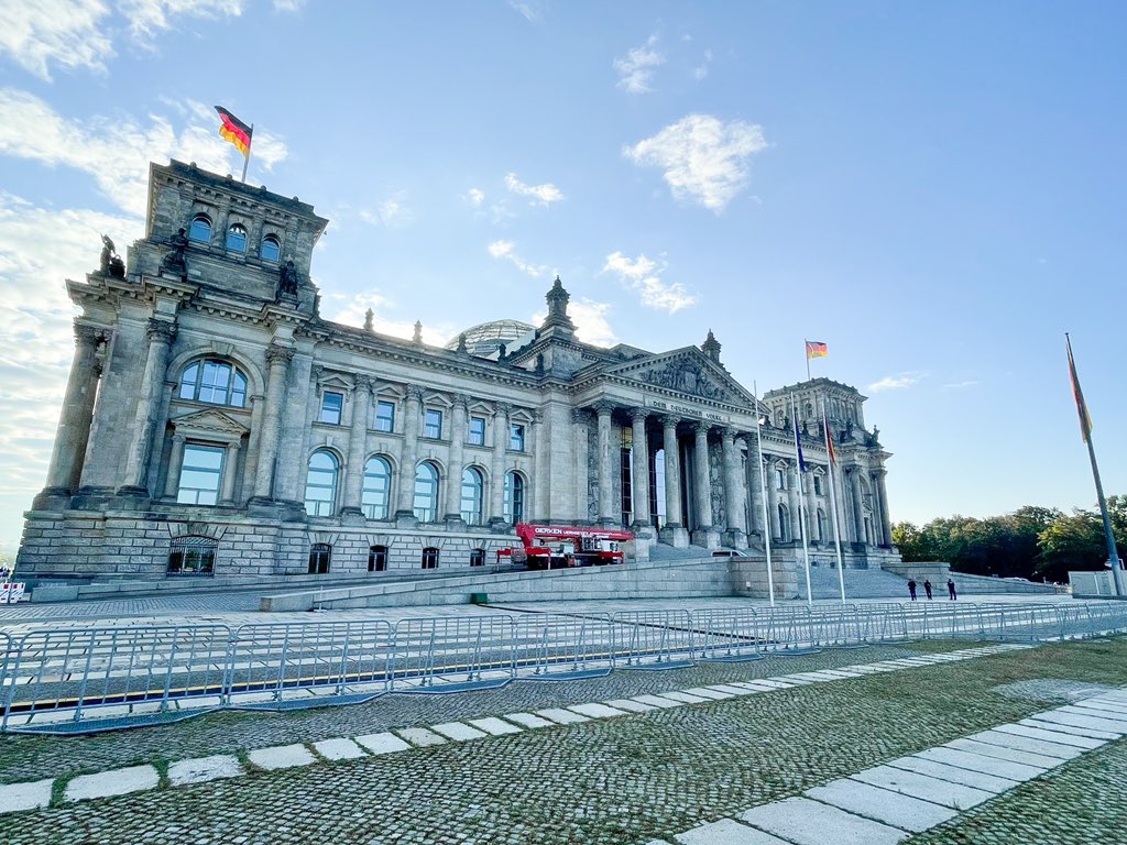 wuestenigel's tweet photo. Start an der Goldelse, Abklatschen mit den Kindern in Kreuzberg und am Ende durchs Brandenburger Tor.
Berlin war heute echt gut zu uns.
Das Projekt #restartrunning hätte kaum besser laufen können.
Glückwunsch an alle Finisher!
#berlinmarathon #berlin42 #runforjoy https://t.co/uy3ge0EAqo