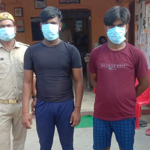gorakhpurpolice's tweet photo. #OperationHunt

#sspgorakhpur द्वारा चलाए जा रहे अभियान के तहत #PsCantt पुलिस द्वारा अभियुक्त 1.धीरज व 2. सनी को किया गया गिरफ्तार।

बरामदगी 
एक अदद तमंचा 32 बोर व एक अदद जिन्दा कारतूस 32 बोर व एक अदद मिस फायर कारतूस 32 बोर

@IPS_VipinTada
@dgpup
@diggorakhpur
@AdgGkr
@CMOfficeUP https://t.co/igJT3wgrSi