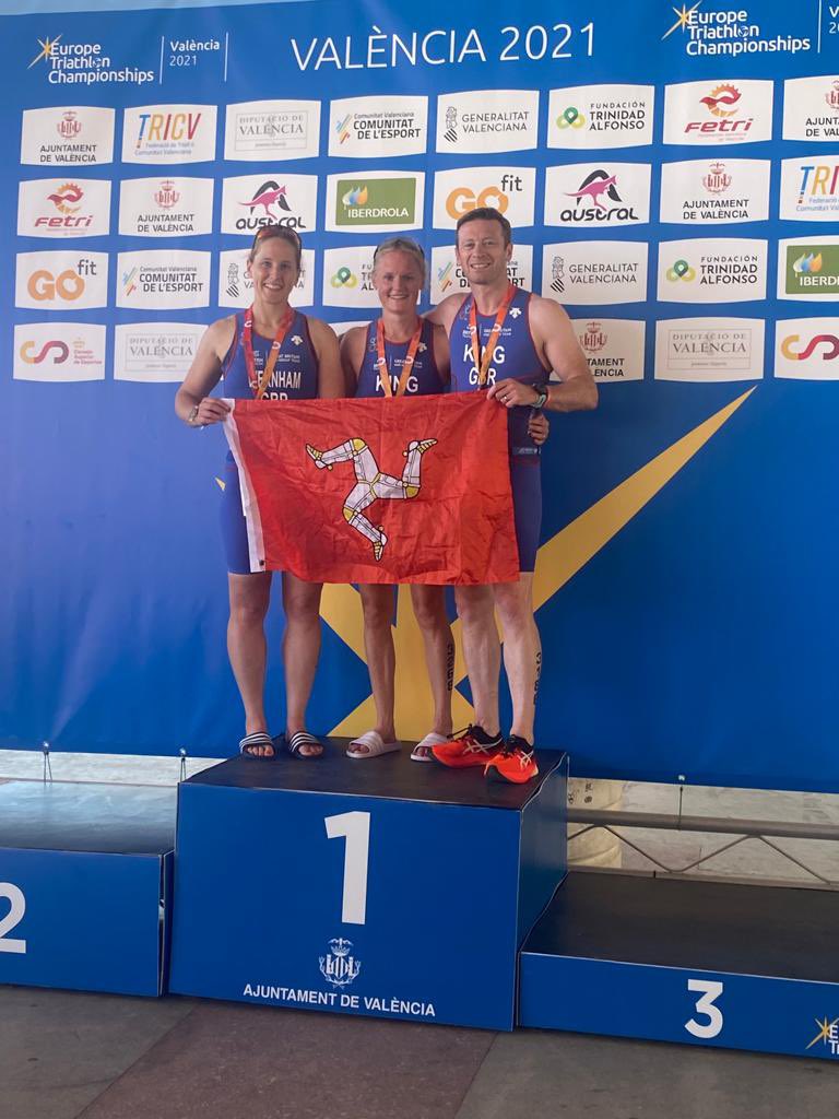 manxkinger's tweet photo. The before and after of today’s age group european triathlon champs. None of us won but we weren’t last either, #midtableobscurity https://t.co/kCBVFwLVg8