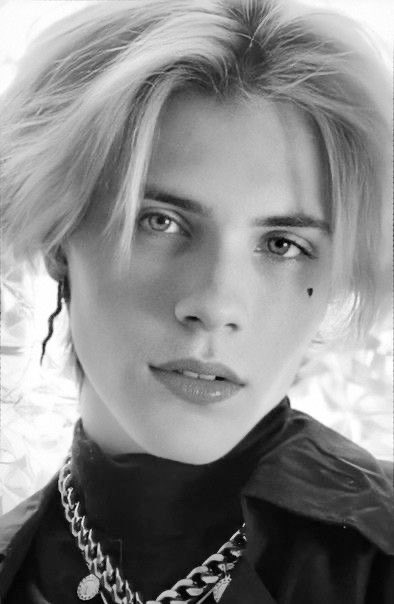 『          
                 
       ❛ 𝐿𝑒𝑠 𝑟𝑜𝑠𝑒𝑠 𝑠𝑜𝑛𝑡 𝑟𝑜𝑢𝑔𝑒𝑠
       𝐿𝑒𝑠 𝑣𝑖𝑜𝑙𝑒𝑡𝑡𝑒𝑠 𝑠𝑜𝑛𝑡 𝑏𝑙𝑒𝑢𝑒𝑠
         𝐽’𝑎𝑖𝑚𝑒 𝑞𝑢𝑎𝑛𝑑 𝑡𝑢 𝑏𝑜𝑢𝑔𝑒𝑠
       𝐸𝑡 𝑞𝑢𝑒 𝑡𝑢 𝑠𝑢𝑐𝑒𝑠 𝑚𝑎 𝑞*𝑒𝑢𝑒  ❜