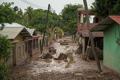 ShelterCluster's tweet photo. People uprooted by disasters need safe, dignified places 2 recover from traumatic events &amp; to rebuild their lives. As disasters &amp; displacement increase, we need to green our shelter responses to create healthier environments for healthier communities.
#WEHD2021 
#MHPSS
Photo: NRC https://t.co/zfaZTE7ZBw