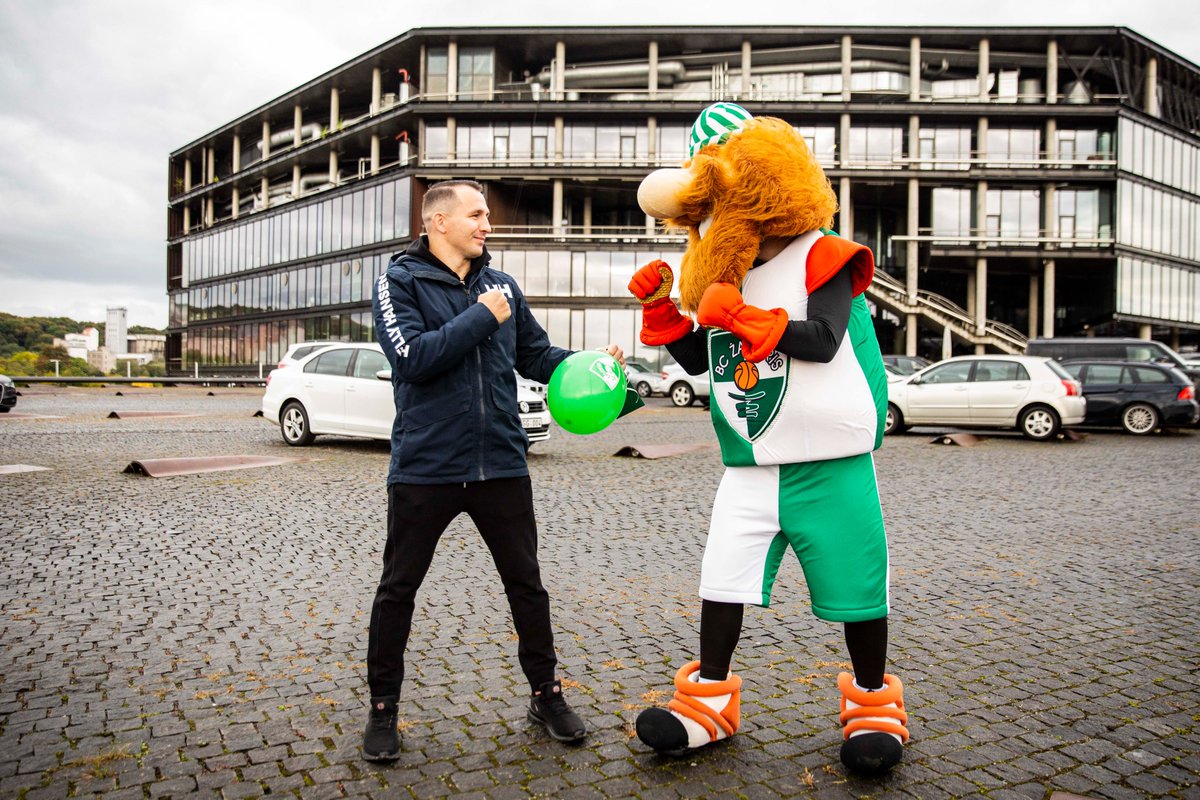 bczalgiris's tweet photo. #ZalgirisTV host Egle Jurgaityte together with Zalgirinis visited a few friends and invited them to the first Zalgiris' home game that will take place at @zalgirioarena already on October 7! 💚 https://t.co/kHfNt1k4YM
