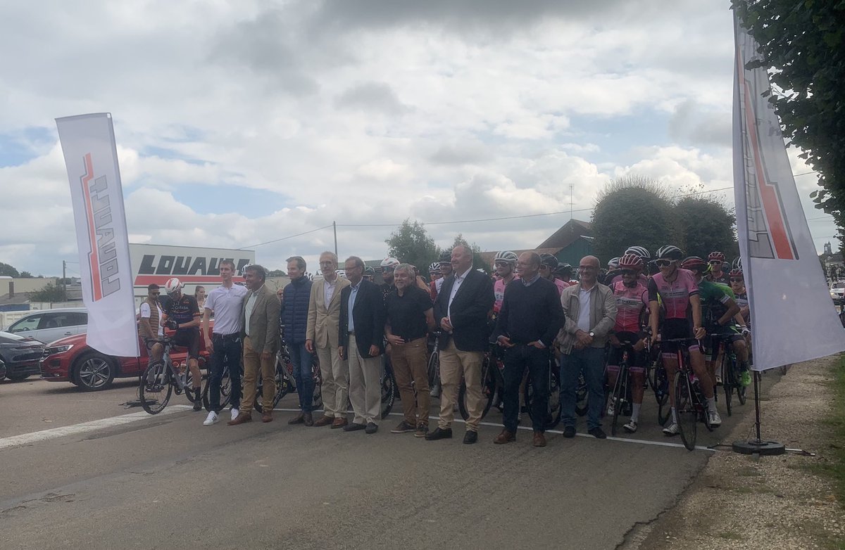 Le départ de la Classique Puisaye-Forterre a été lancé à 12h30 à Saint-Fargeau. 🚴 Bon courage aux plus de 100 coureurs pour cette course à travers la Puisaye-Forterre et un grand bravo au Vélo Club de Toucy pour l’organisation. 👏 (cc <a href="/JeremMaison/">Jérémy Maison</a>)