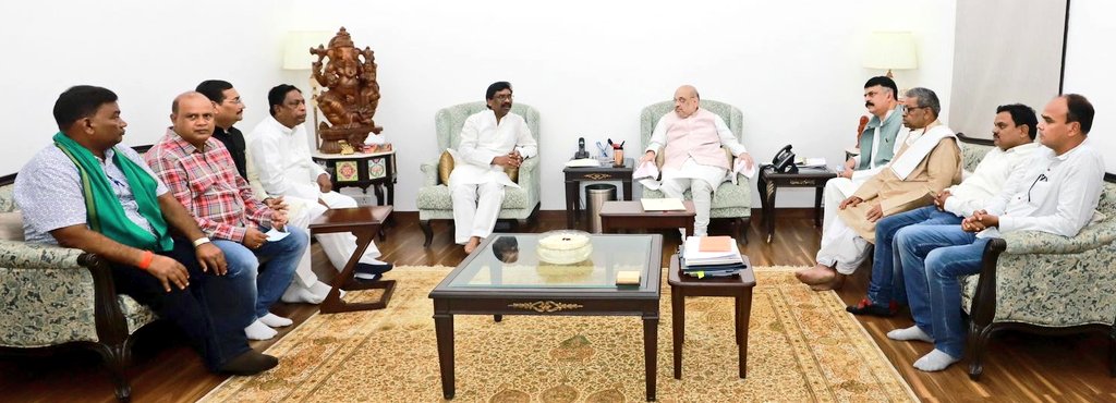 आज झारखण्ड के सर्वदलीय शिष्टमंडल के सदस्यों ने दिल्ली में केंद्रीय गृह मंत्री श्री <a href="/AmitShah/">Amit Shah</a> जी से मुख्यमंत्री <a href="/HemantSorenJMM/">Hemant Soren</a> जी के नेतृत्व में अध्यक्ष श्री <a href="/RajeshThakurINC/">Rajesh Thakur</a>, <a href="/Alamgircongress/">Alamgir Alam</a> जी सहित अन्य नेतागण ने मुलाकात कर उन्हें जाति आधारित जनगणना कराने हेतु माँग पत्र सौंपा।