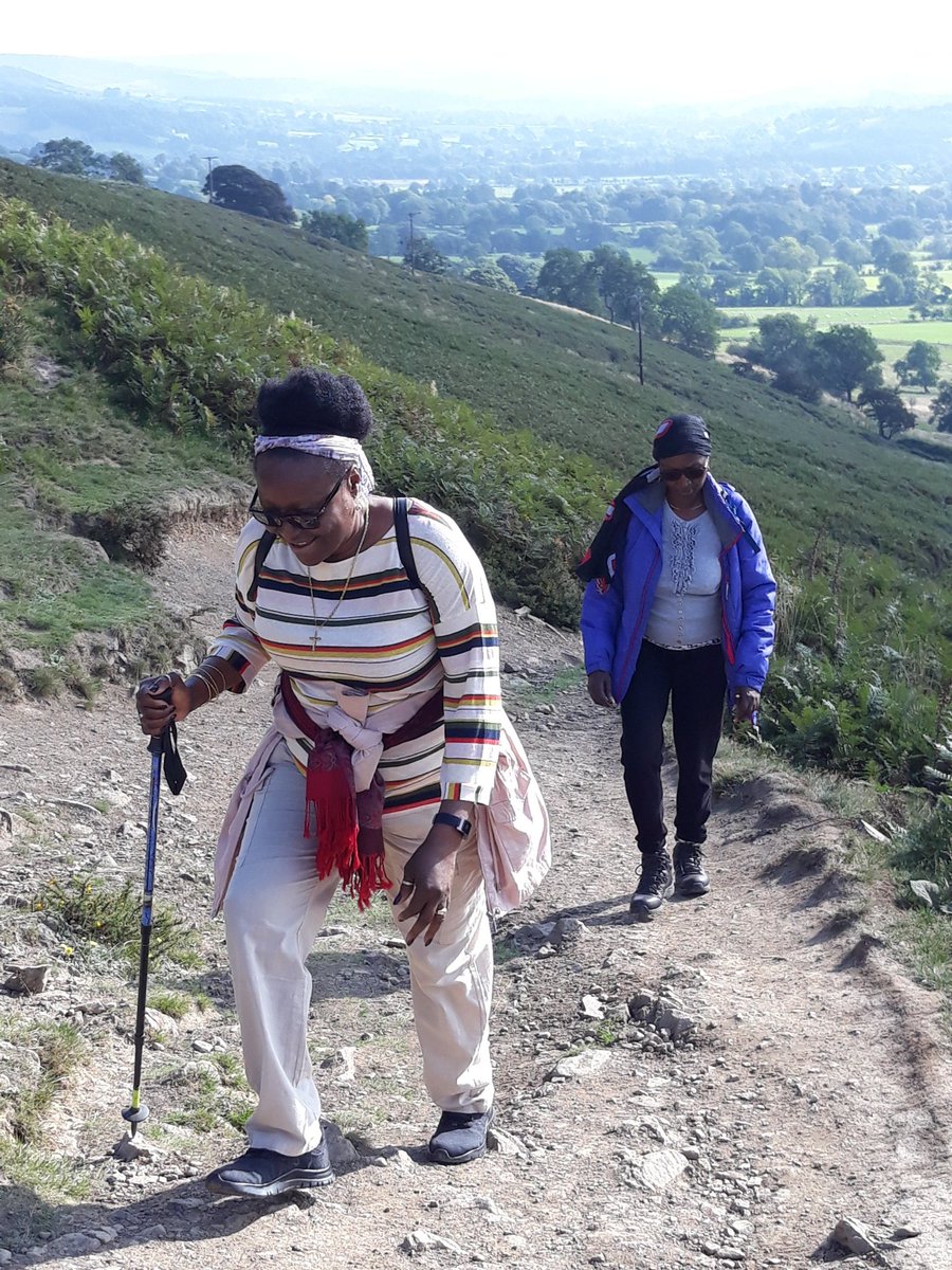 PDistrictMosaic's tweet image. What a glorious day in the Peak District for National #GetOutsideday.  We have made it to Mam Tor via Hollins Cross and it is lunch stop before descending back to Castleton.