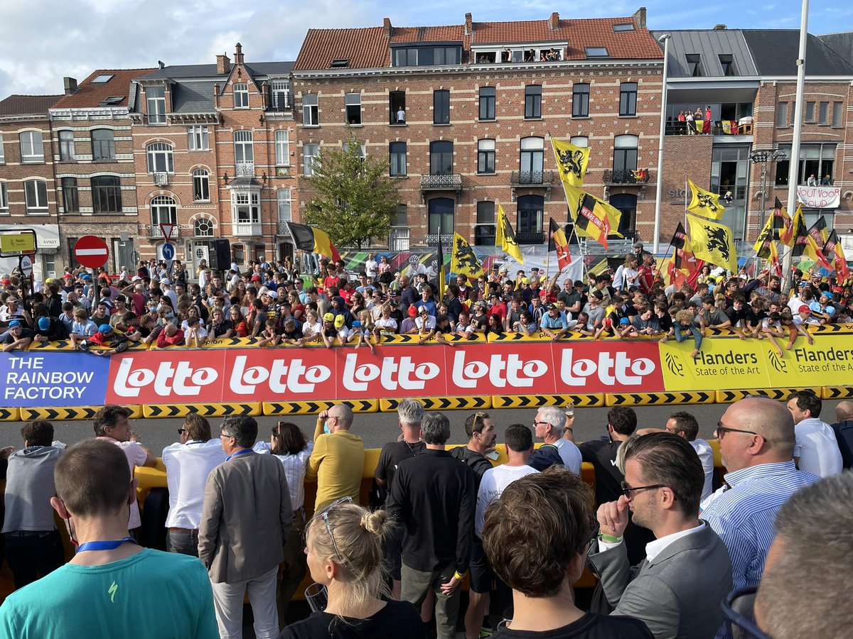 AuroreMimosa's tweet image. What an exciting crowd! Who will be the winner of the Road World Championships #Flanders2021 🚴🏾‍♂️🚴🏾‍♂️🚴🏾‍♂️ France? Belgique? Hollande? Let’s wait and see…..

Crowd reminds of what excitement awaits in  #Kigali2025