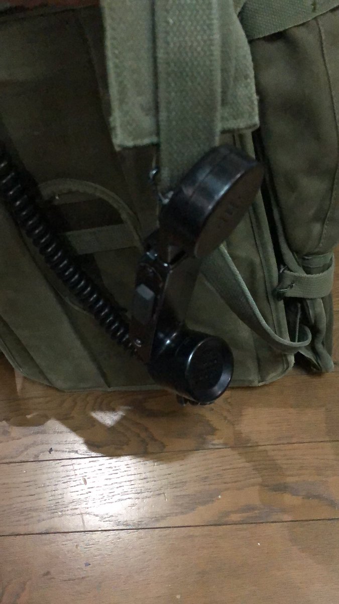 inagen's tweet photo. PRC-77を背負子に固定、小物を付けてRTO仕様に。更にハンドセットに加工した針金ハンガーを付けて引っ掛かられるようにしました!
スピーカーの電池ボックスはODテープで隠せば大丈夫かなぁ🤔
#サバゲー
#ナム戦装備
#PRC77 https://t.co/mYFmXWxA7a