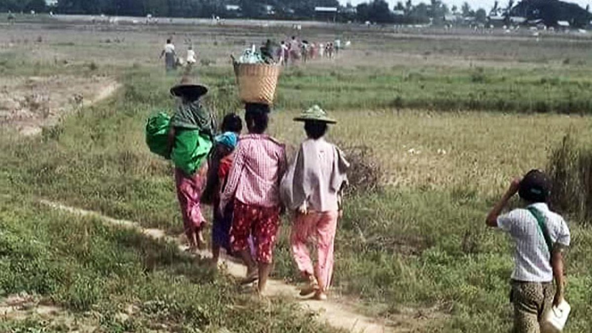 Haruonchill's tweet photo. In #Sagaing’s #Mingin township, fighting erupted on Sep25 after Taungdwin PDF ambushed junta troops near Gonenyin village along Kalewa-Monywa border. And nearly 15 DEAD bodies bearing wounds from rounds and artillery were found this morning. (1/2)
#WhatsHappeningInMyanmar https://t.co/8CRTHKev9k