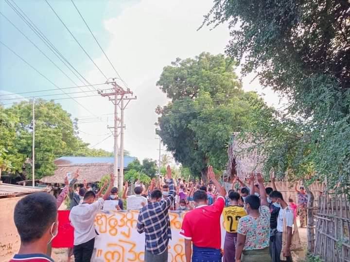 Peaceful protest against military dictatorship by residents from AyarTaw  #FreezePaymentsToJunta #WhatsHappeningInMyanmar #Sep26Coup