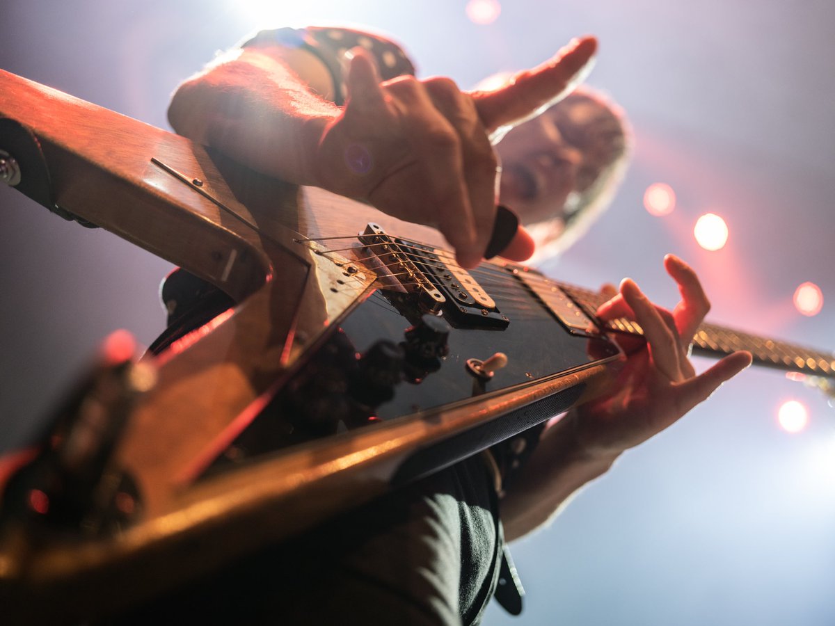 @TimWheeler1977 showing the true meaning of rock with @ashofficial at @RoundhouseLDN last night 🤟