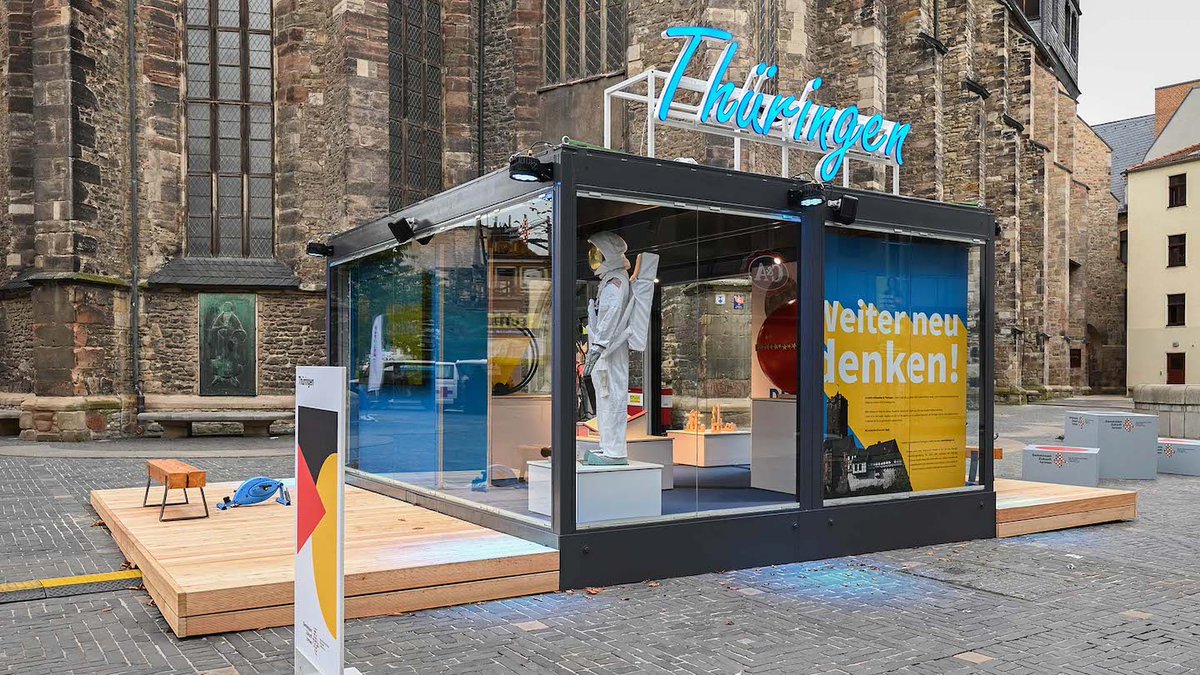 tde_bremen_26's tweet photo. #ZusammenWachsen – #Thüringen als Mittelpunkt Deutschlands ist nicht nur dessen grünes Herz, es ist viel mehr als nur geografischer Mittelpunkt. Alles zum #Eventcube auf der #EinheitsEXPO finden Sie hier: https://t.co/EKL8Ka0PEQ
@thueringende https://t.co/1aJX9cXauw