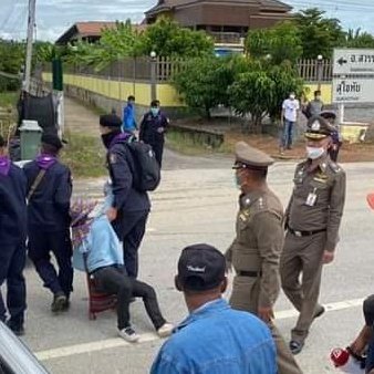 อีตู่ลงพื้นน้ำท่วมที่สุโขทัย​ แต่มีชาวบ้านมายืนถือป้ายร้องทุกข์​ ตำรวจเลยรีบมาเคลียตัวออกไปโดยการลากหิ้วแขนเค้าแบบนี้​ อีสัสมึงไม่ต้องไปหรอกอีตู่​ถ้าไปแล้วต้องสั่งให้ลูกน้องมึงทำร้ายคุกคามประชาชนแบบนี้อ่ะ​ 🤬🤬

#น้ําท่วมสุโขทัย
#น้ําท่วมลพบุรี
#ประยุทธ์ออกไป