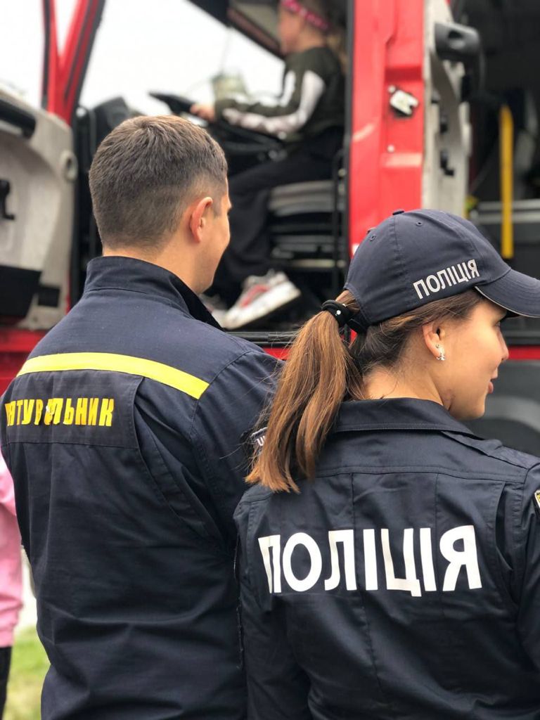 Протягом двох тижнів поліцейські спільно з рятувальниками спілкувалися зі школярами на теми безпеки та правової поведінки. 

Разом розглядали різні ситуації, шукали правильні варіанти дій та способи уникнення ризиків.