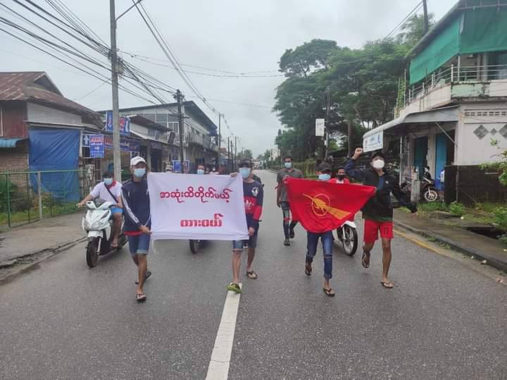 Protest against military dictatorship by youths from Dawei #FreezePaymentsToJunta #WhatsHappeningInMyanmar #Sep26Coup