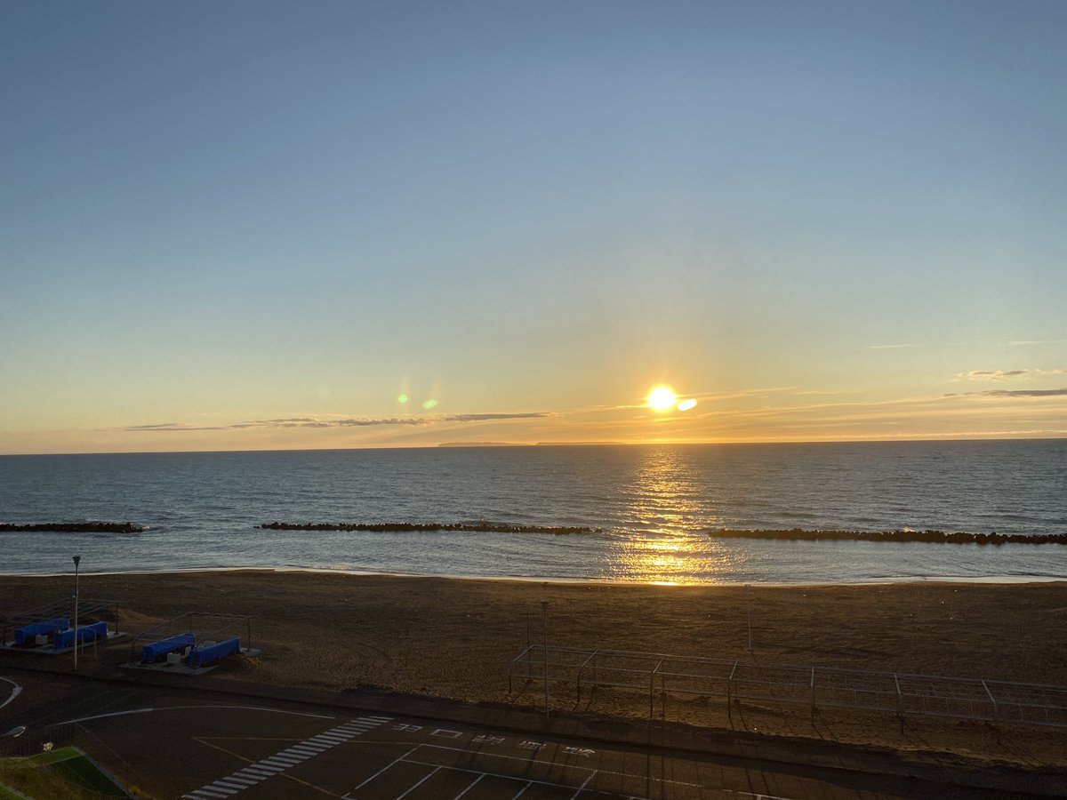 太刀川るい On Twitter 手売 焼尻には北海道の羽幌からフェリーに乗って渡る 日本海に沈む夕日が綺麗だが 水平線に薄らと島影が見えているのがお分かりだろうか