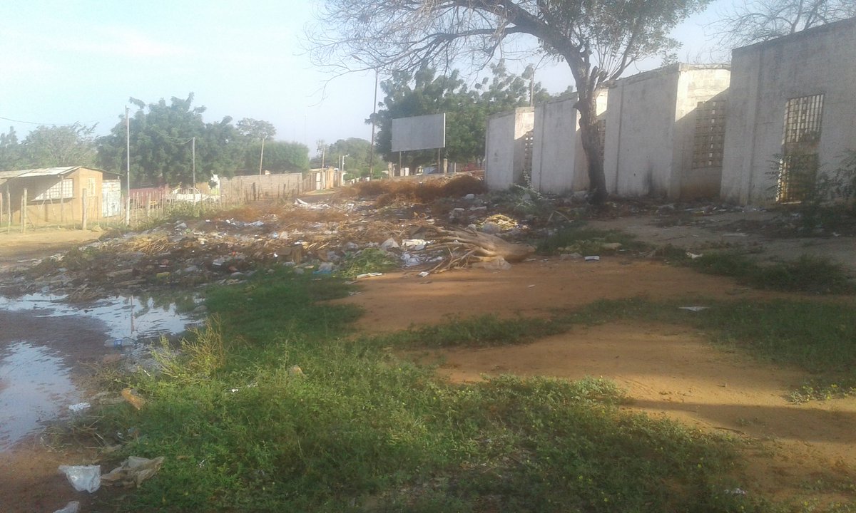 moncholopez31's tweet photo. el Liceo Ignacio Huarte en borjas esta full de basura y vienen las clases  @a https://t.co/A7jm8Q63fN