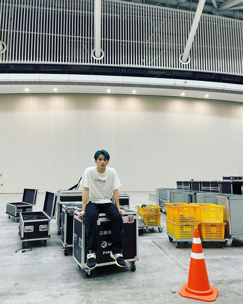 LOOKSMKL's tweet photo. #MARK ig update: “just me and a cone😐” https://t.co/aEsj78Py8O