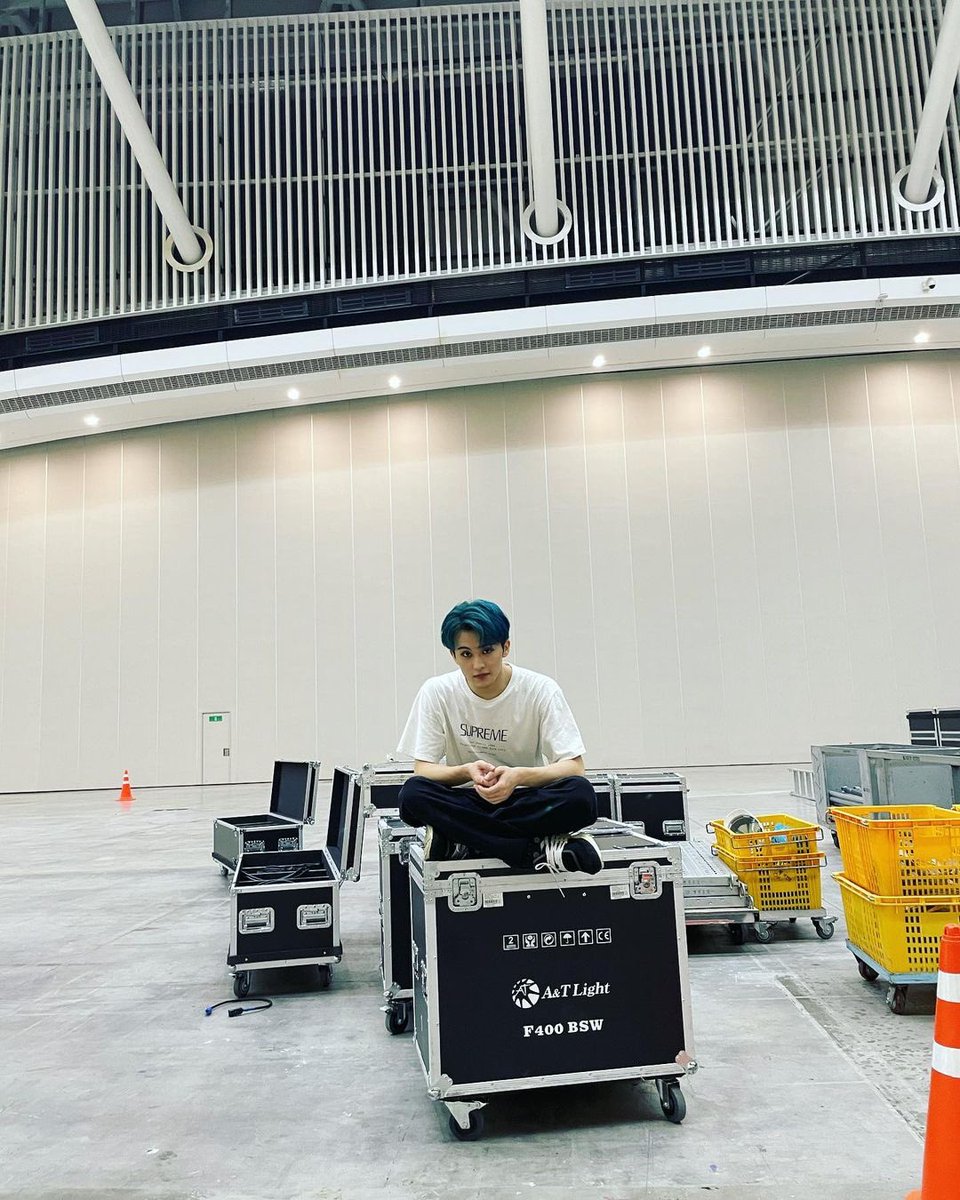 LOOKSMKL's tweet photo. #MARK ig update: “just me and a cone😐” https://t.co/aEsj78Py8O