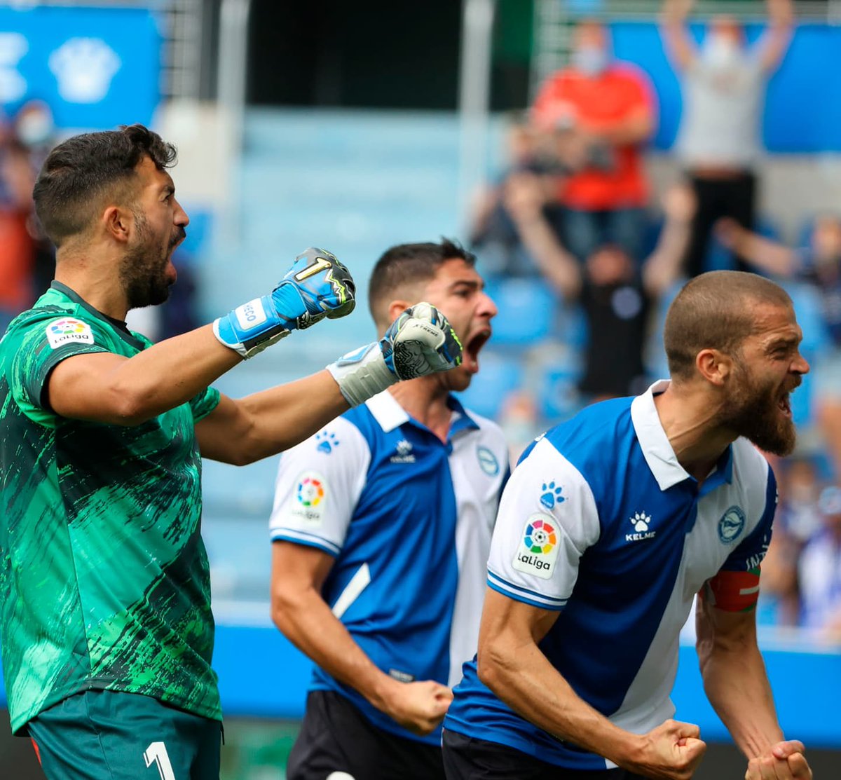 javiercalleja_'s tweet photo. Orgulloso del esfuerzo del equipo y del enorme apoyo de nuestra afición. Creímos y creeremos. ¡Goazen Glorioso @Alaves! 💙 https://t.co/wX8JXYe7ll