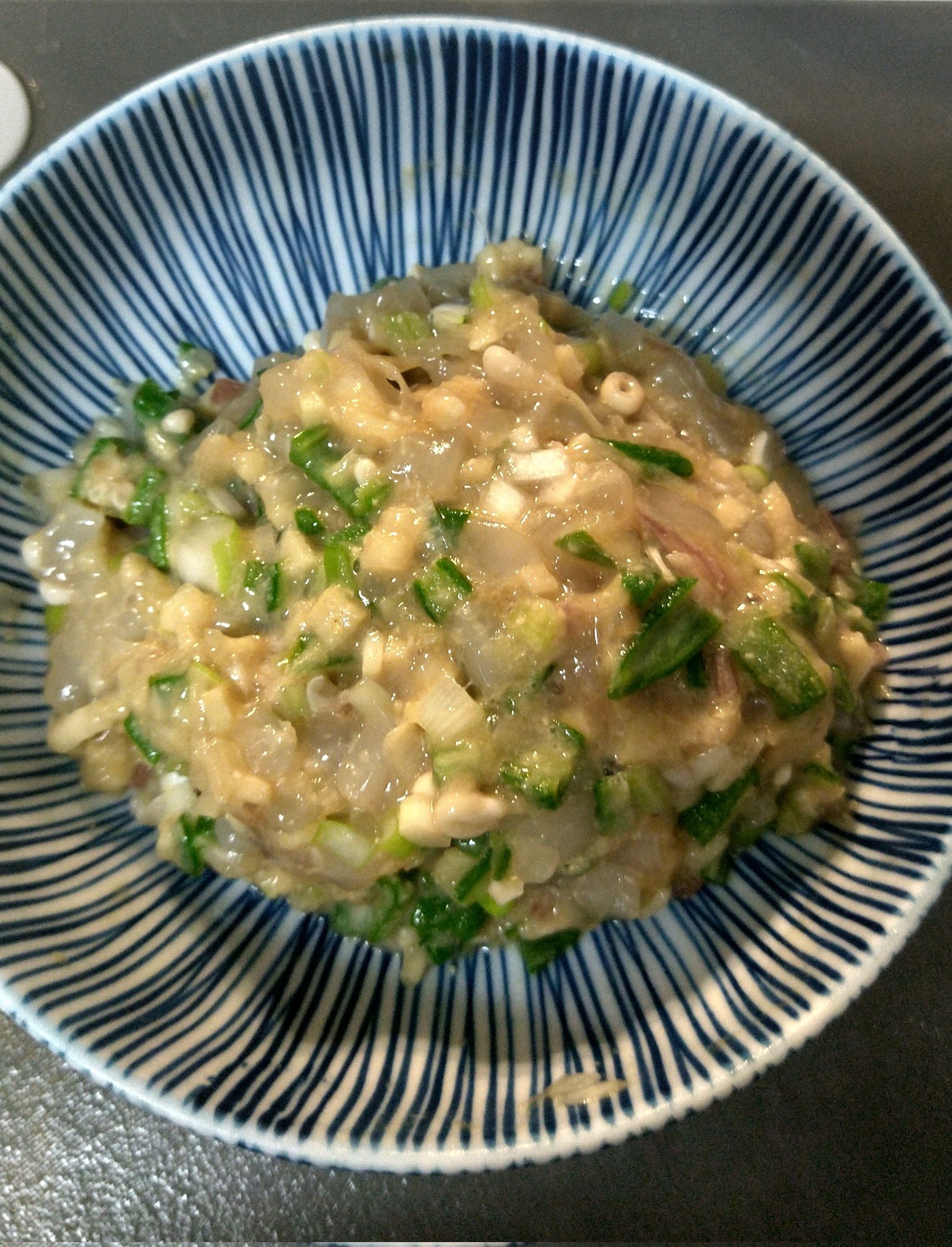 ちー 坂本くんレシピで海水焼きと同じくらいお気に入りなのがイカのなめろう One Dishでは焼きおにぎりとお茶漬けにしてたけど 酒飲みなので 笑 単独で作って晩酌のおつまみにしてます 薬味をレシピ以上にたっぷり入れてます お