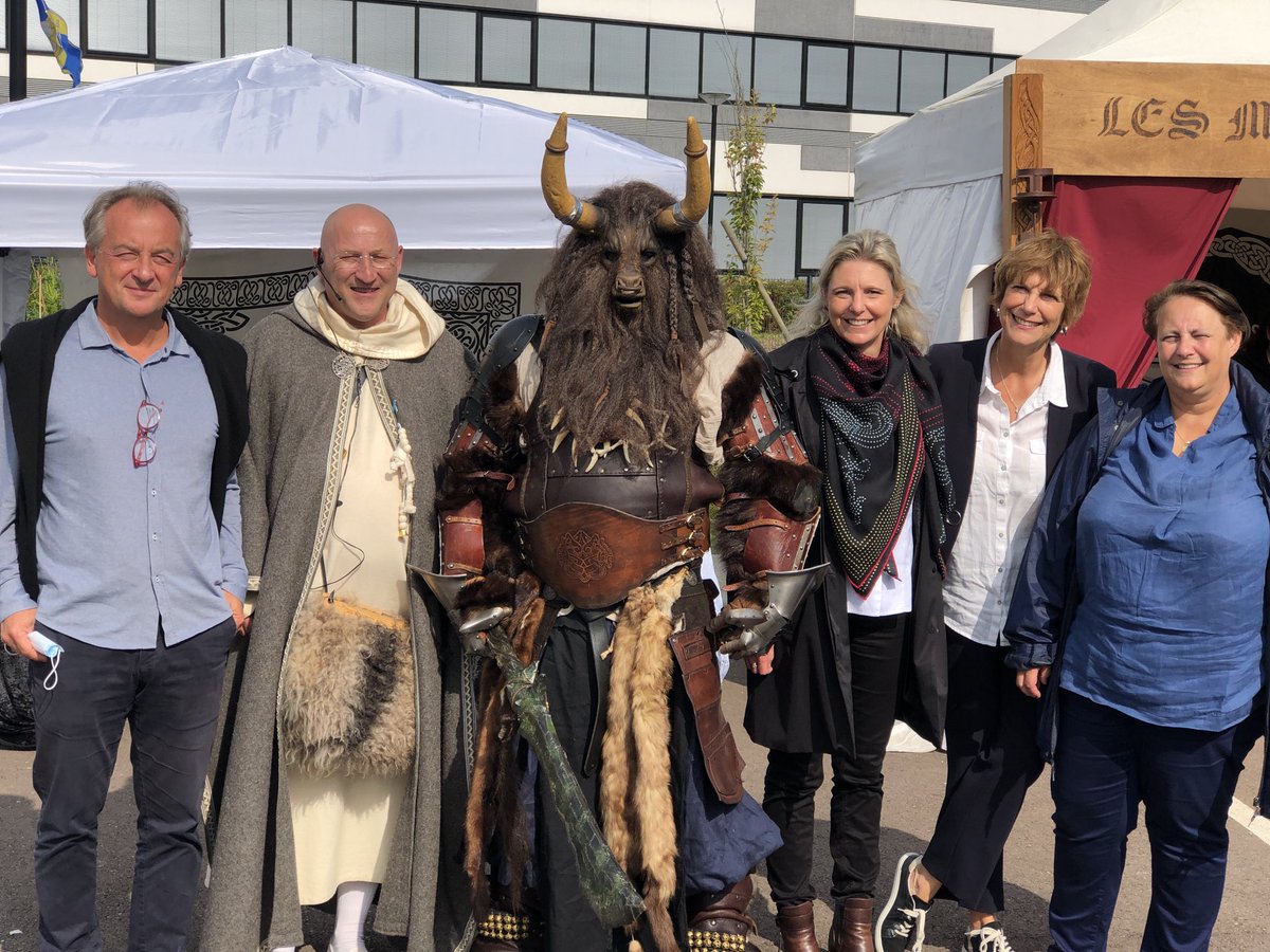 #axa #isneauville accueille des personnages costumés pour fêter les #30 ans #axaatoutcoeur ! ⁦<a href="/MHMassard_AXA/">Marie-Hélène MASSARD</a>⁩ inaugure les échoppes des associations et médiévales présentes pour ces festivités ! ⁦<a href="/AXAFrance/">AXA France</a>⁩ ⁦<a href="/JMPtoo/">Jean-Marc Petrot 🎀</a>⁩ ⁦<a href="/beraudiere/">Sophie Masset</a>⁩ ⁦<a href="/Clementrouxel1/">Clement rouxel</a>⁩