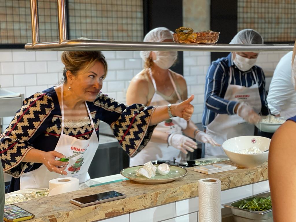 faoturkiye's tweet photo. 🎉1st #Crop Festival continues with #kitchenworkshop instructed by prominent chef👩🏼‍🍳@sahrapsoysal 

Participants learn the secrets of #wastefree #cooking🫕⏲

#FLWDay #Savefood https://t.co/vN4f18l45u