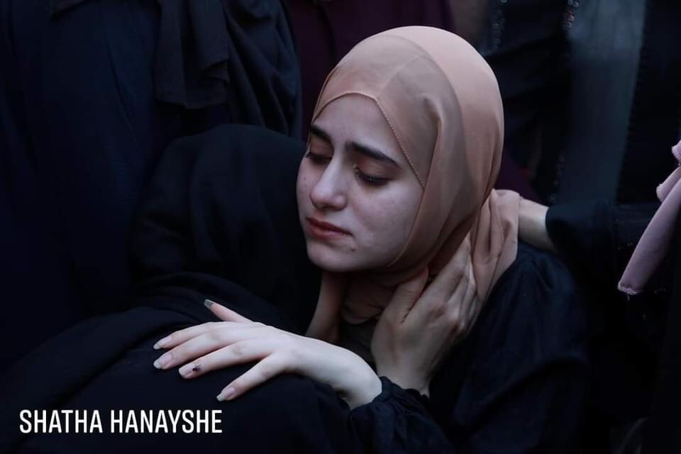 DeemaShawa's tweet photo. الأحباب في فلسطين.. 
بين فستان عرس و كفن 🇵🇸❤️‍🩹 https://t.co/gpAuFLbEJI