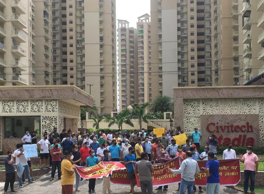7xsportscity's tweet photo. Today @StadiaCivitech  residents done protest against builder for lack of infrastructure &amp; other facilities provided by builder. This shows how builders of 79 sports city played with sentiments of residents. Other side @noida_authority  also given full fledge freedom to builders. https://t.co/zrY4REG8Hv